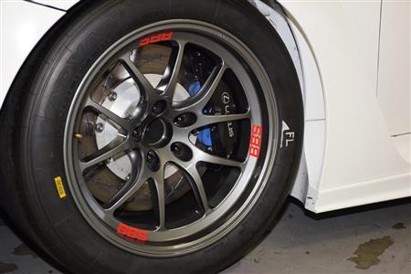 レース用ブレーキ（キャリパ、ディスク、パッド）と３００／６８０Ｒ１８サイズのスリックタイヤ