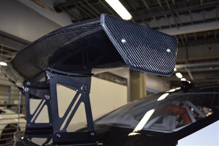 大きなダウンフォースを発生するレース用のリヤウイング