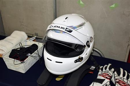 一般参加者のために用意されたヘルメットやインカム