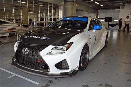 富士スピードウェイのピットガレージにたたずむ、レクサスの「ＲＣ Ｆ ＧＴコンセプト」