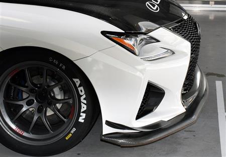 フロント部には整流効果とダウンフォースを発生させるカーボン製スポイラーとカナードを装着している