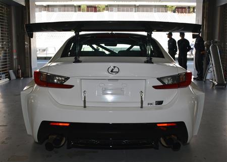 車幅とほぼ同じ長さの大型リヤウイング。まるでスーパーＧＴのマシン