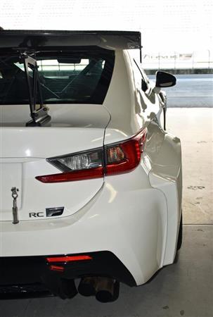 大きく張り出したフェンダー。資料上のタイヤ幅は２８０ミリ（別の写真の通り３００ミリを履いた展示車両もあった）