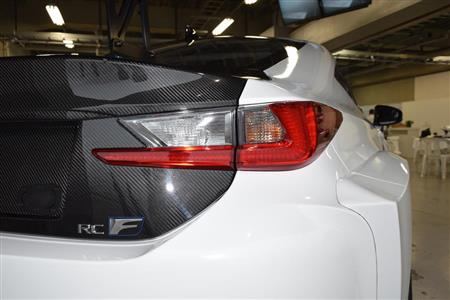 レクサスの「Ｌ」がモチーフのテールランプと、大きく張り出したリヤのフェンダー