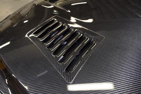 カーボンボンネットとエアアウトレット