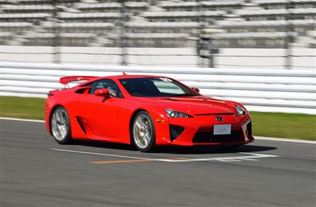 こちらはレクサスのスーパーカー「ＬＦＡ」。２年前に運転しましたが、今回はプロドライバーとの同乗のみ