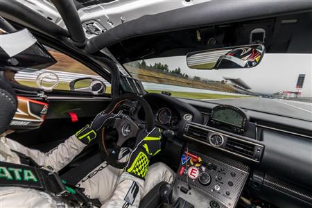 大嶋和也選手が操縦する「ＲＣ Ｆ ＧＴコンセプト」に同乗したが、１周で車酔いしてしまい緊急ピットインする羽目に…