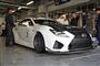 ピットガレージにたたずむレクサスの「ＲＣ Ｆ ＧＴコンセプト」。メカと話をする大嶋和也選手（白のスーツ）