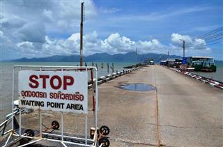 海の向こう側に見えるチャーン島に向かうフェリーの桟橋＝７月下旬、タイ南東部トラート県（小堀晋一撮影）
