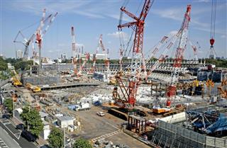 大型クレーンが林立する新国立競技場の工事現場。東側のスタンドが形を現してきた＝１８日、東京都新宿区