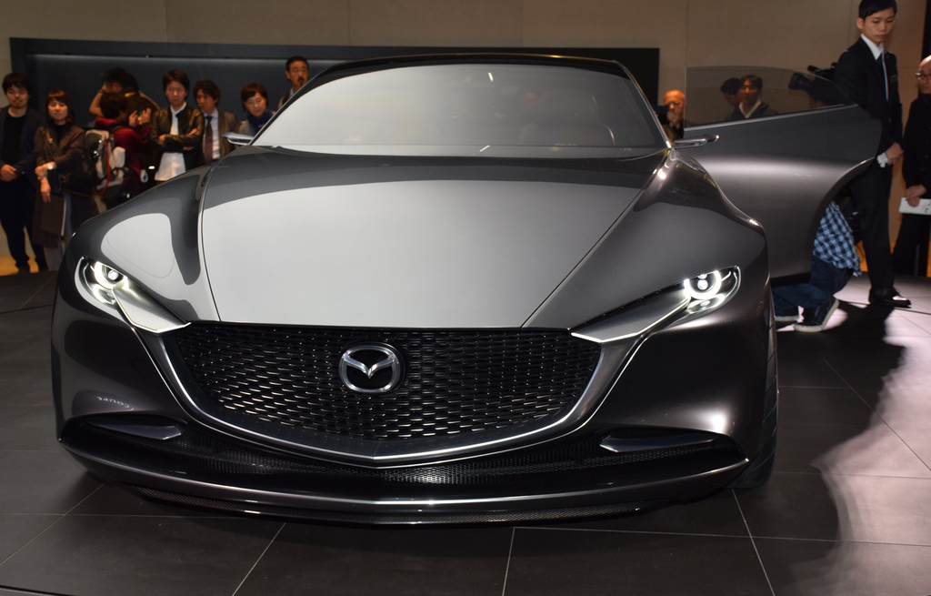 マツダの４ドアクーペ、ＶＩＳＩＯＮＣＯＵＰＥ