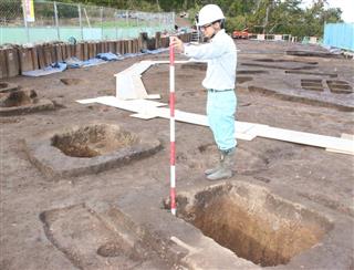 西岩野遺跡で見つかった掘立柱建物の柱穴(手前)=1日、柏崎市山本(松崎翼撮影) 西岩野遺跡で見つかった掘立柱建物の柱穴(手前)=1日、柏崎市山本(松崎翼撮影)