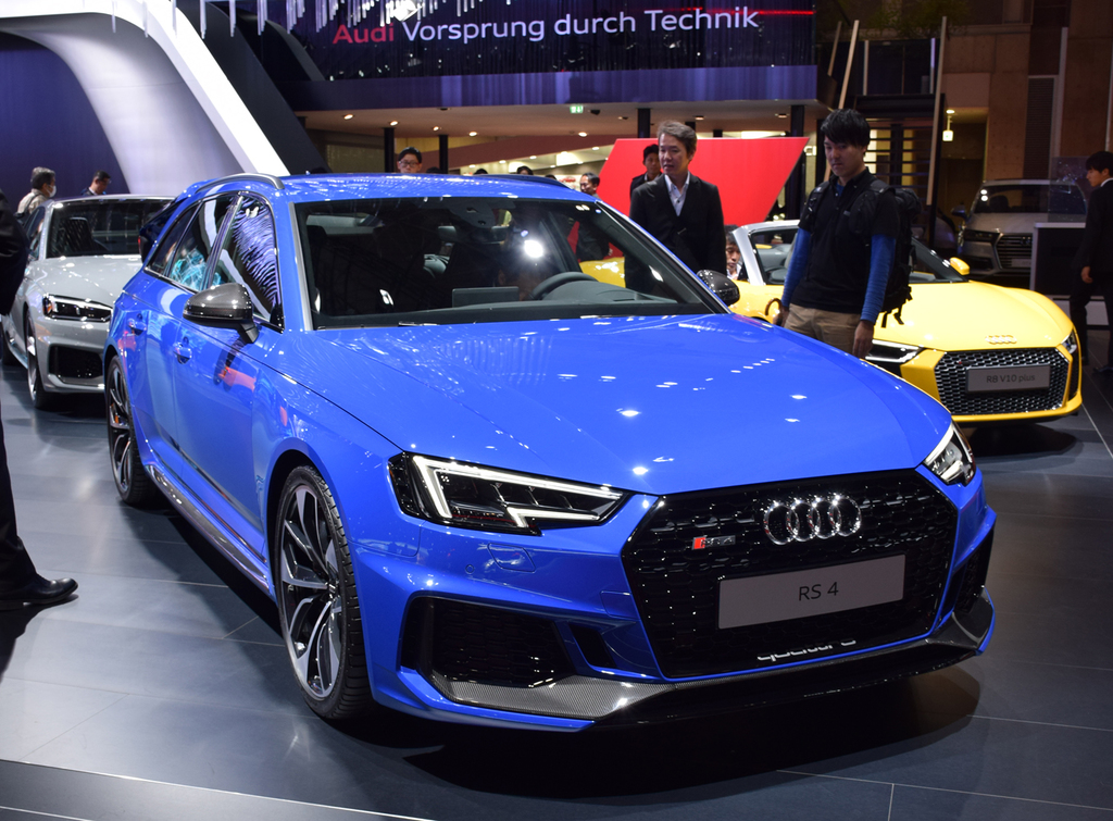アウディのＲＳ４ＡＶＡＮＴ