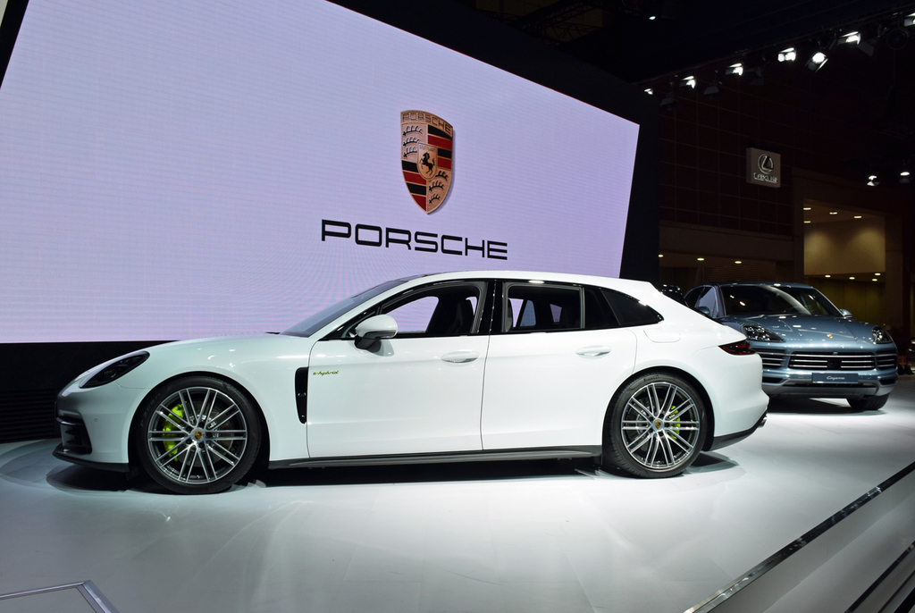 ポルシェのパナメーラ４ｅ－ｈｙｂｒｉｄ（手前）とカイエン