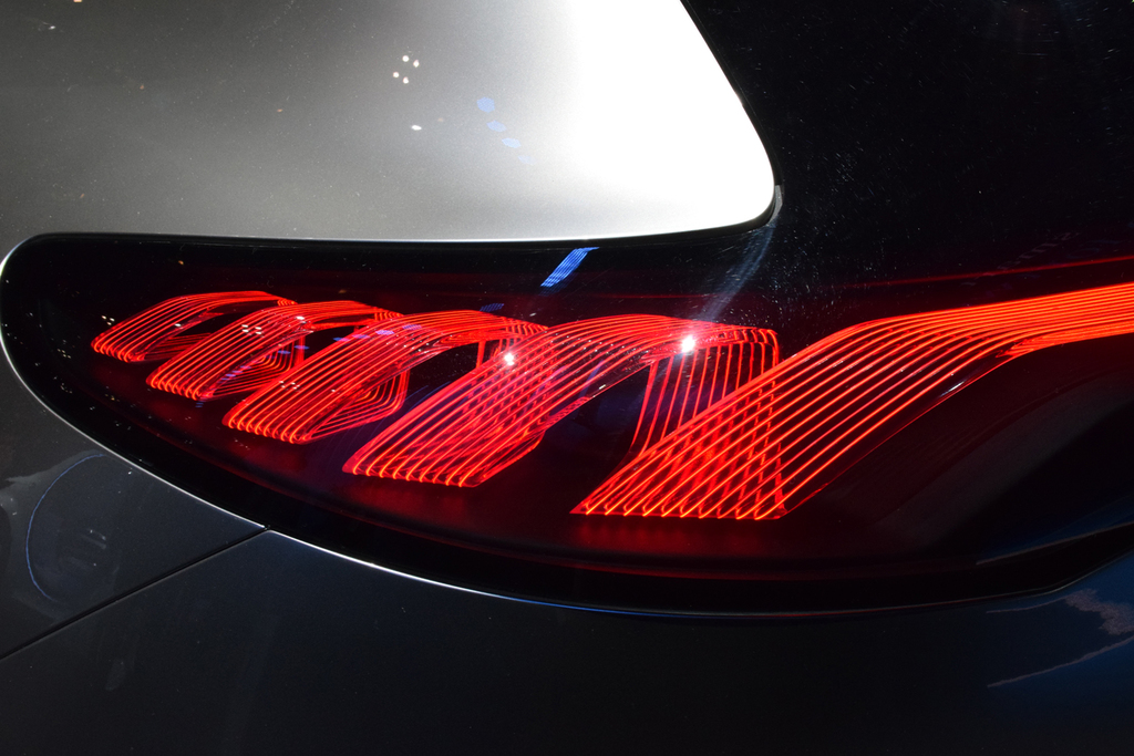 メルセデス・ベンツ「コンセプトＥＱＡ」の特徴的なテールランプ。光ファイバーを螺旋状に組み込んでいる