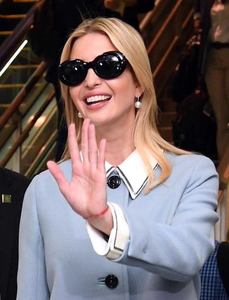 成田空港に到着し笑顔で手を振るトランプ米大統領の長女イバンカ大統領補佐官＝２日午後