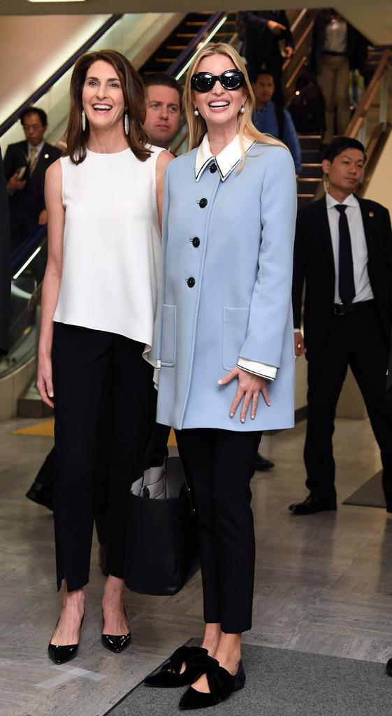 成田空港に到着したトランプ米大統領の長女、イバンカ大統領補佐官（中央）＝２日午後、成田空港（川口良介撮影）