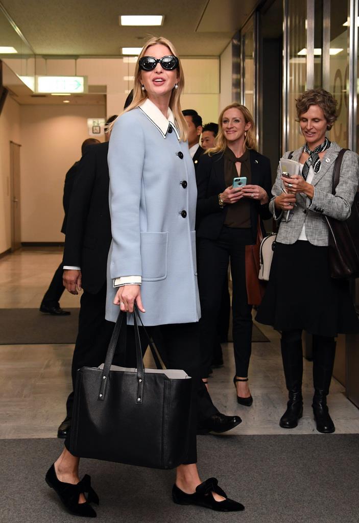 成田空港に到着したトランプ米大統領の長女、イバンカ大統領補佐官（右）＝２日午後、成田空港（川口良介撮影）