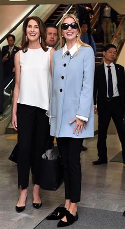 成田空港に到着したトランプ米大統領の長女、イバンカ大統領補佐官（中央）＝２日午後、成田空港（川口良介撮影）