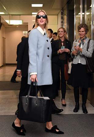 成田空港に到着したトランプ米大統領の長女、イバンカ大統領補佐官（右）＝２日午後、成田空港（川口良介撮影）