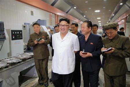 北朝鮮の朝鮮中央通信が伝えた平壌の工場を視察する金正恩朝鮮労働党委員長（ロイター）