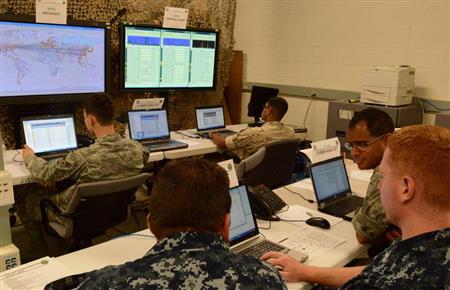 米メリーランド州の軍事施設で、サイバー攻撃の防衛対策に従事する軍人＝２０１４年６月（ロイター）