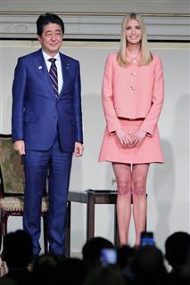 国際シンポジウムの関連行事に出席したイバンカ米大統領補佐官（右）と安倍首相＝３日午前、東京都内のホテル（代表撮影）
