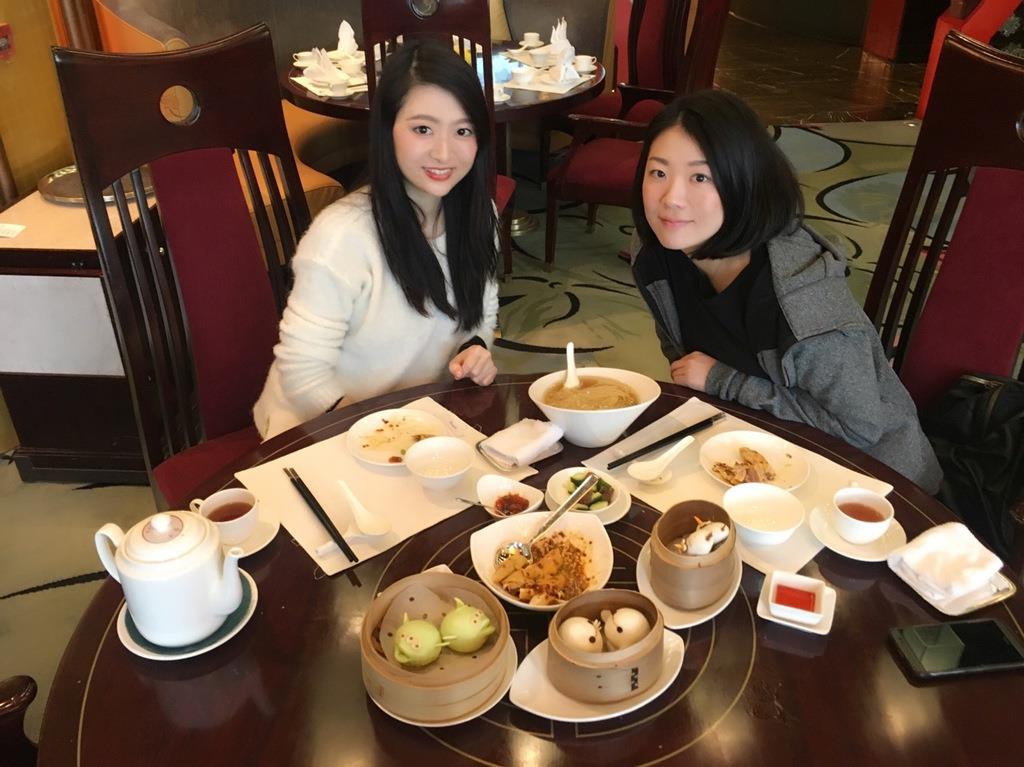 香港ディズニーランドホテルでディズニー点心を楽しむ松井さんら