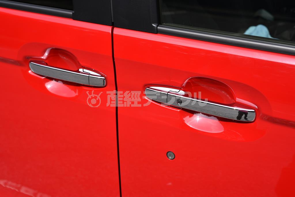 スマートエントリー対応の前席ドアノブは、握ると解錠、外側の黒いボタンで施錠。ホンダ・Ｎ－ＢＯＸカスタム