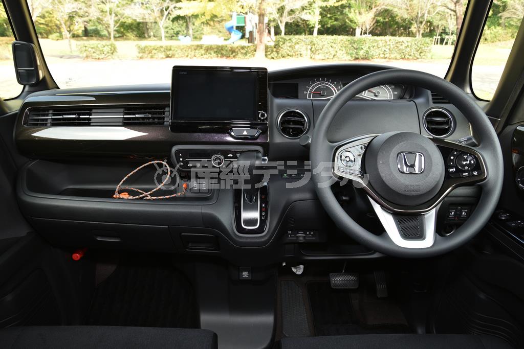 インパネは硬質樹脂製ながら見た目の安っぽさはなく、質感十分。明るい内装色の仕様なら、視覚的に広さを感じることもできるだろう。ホンダ・Ｎ－ＢＯＸカスタム