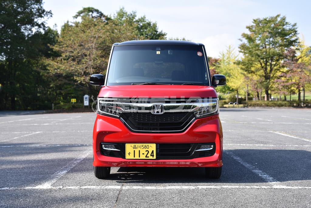 カスタムは攻撃的なマスク。灯火類も立体的なデザインで、軽ながらリッチな仕様。ホンダ・Ｎ－ＢＯＸカスタム