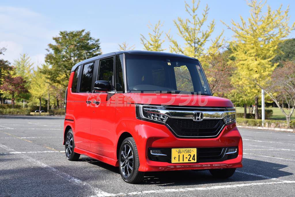 赤黒ツートンのカラーリングのせいか、斜めからの眺めでは背の高さをさほど感じない。ホンダ・Ｎ－ＢＯＸカスタム
