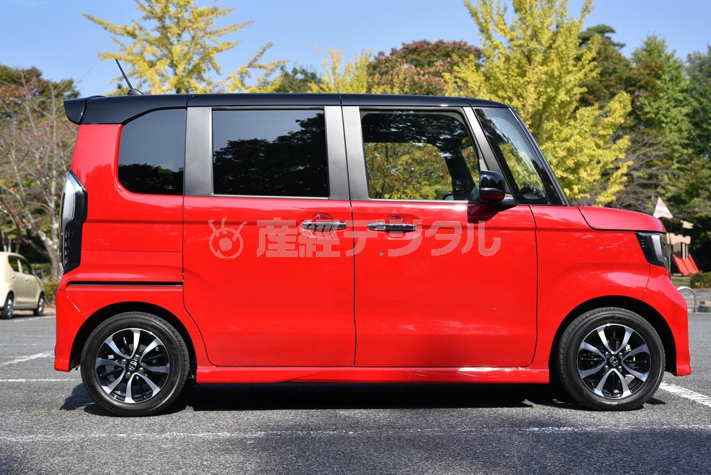 スーパーハイト系のスペース効率がよくわかるアングル。乗らずとも中が広いのは容易に想像できる。ホンダ・Ｎ－ＢＯＸカスタム