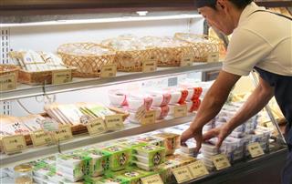 国産大豆を使った納豆を扱うメーカー直営店「納豆工房せんだい屋」＝１０月、東京都世田谷区