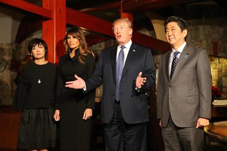文化行事に参加するためミキモト本店を訪れたメラニア・トランプ米大統領夫人（右）と安倍昭恵首相夫人（中央）＝５日、東京・銀座（ＡＰ）