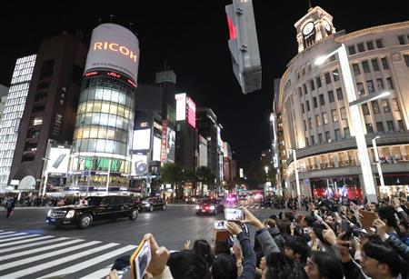 養殖真珠の説明を受ける安倍昭恵首相夫人（左）とメラニア米大統領夫人（中央）＝５日、東京都中央区のミキモト銀座４丁目本店（ＡＰ）