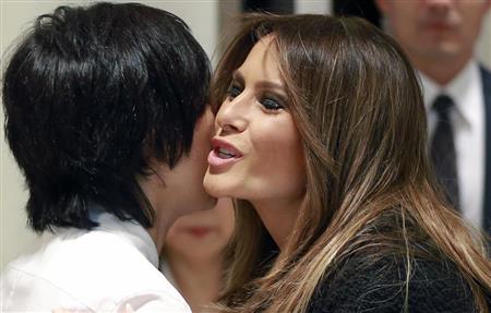 文化行事に参加するため訪れたミキモト本店で安倍昭恵首相夫人（左）と抱き合うメラニア・トランプ米大統領夫人＝５日、東京・銀座（ＡＰ）