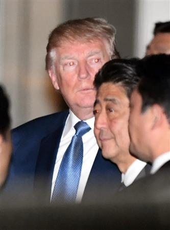 復興祈念公園の完成式典を終え、慰霊碑に刻まれた家族の名前を探す遺族ら＝５日、宮城県東松島市