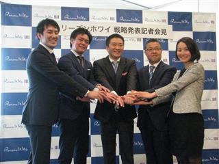 リーズンホワイの塩飽哲生社長（中央）＝４月２１日、東京都港区