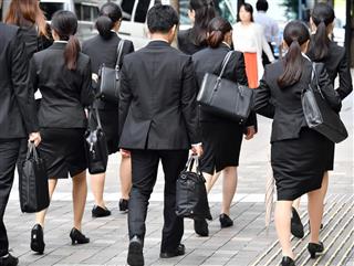 リクルートスーツを着て就職活動を行う人たち＝９月１日、都内（斎藤浩一撮影）