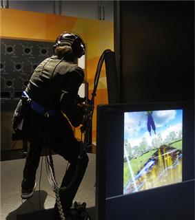 「ドラゴンボール ＶＲ 秘伝かめはめ波」ではかめはめ波を放って地面をえぐる体験ができる