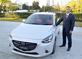 先進安全機能を充実させた「デミオ」特別仕様車を紹介する担当者＝９日、東京都港区