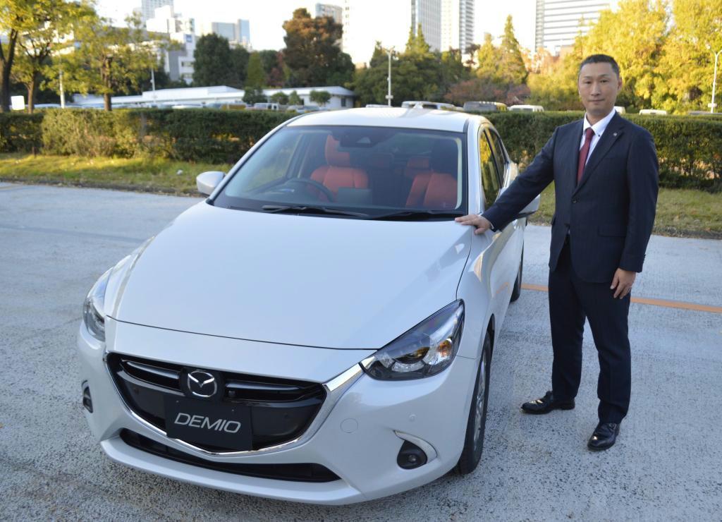 先進安全機能を充実させた「デミオ」特別仕様車を紹介する担当者＝９日、東京都港区