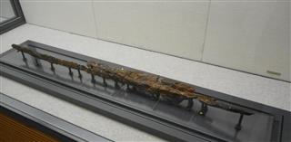 棺の外に置かれていた刀剣＝橿考研付属博物館