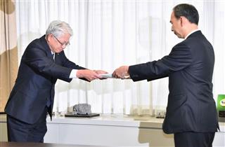 経済産業省の多田明弘製造産業局長(右)に報告書を手渡す神戸製鋼所の川崎博也会長兼社長=10日、経産省 経済産業省の多田明弘製造産業局長(右)に報告書を手渡す神戸製鋼所の川崎博也会長兼社長=10日、経産省