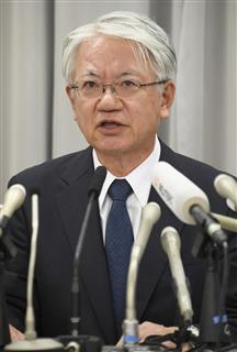 データ改ざんの原因結果を発表する神戸製鋼所の川崎博也会長兼社長=10日午後、東京都千代田区(宮川浩和撮影) データ改ざんの原因結果を発表する神戸製鋼所の川崎博也会長兼社長=10日午後、東京都千代田区(宮川浩和撮影)