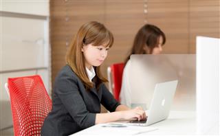 自分の空き時間を活用してサイドビジネスができるWEBサービスが増えている。対面はもちろん、スカイプなどのオンラインでも可能だ（写真はイメージ）