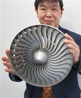 ３Ｄプリンターで試作した金属製品＝１３日、東京都港区