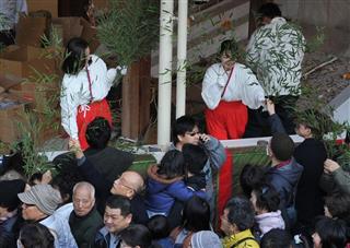 モンベルが作製した特注品の「ゑびす娘」の衣装。高機能なフリース素材などが使われ、「暖かい」と好評だという（今宮戎神社提供）