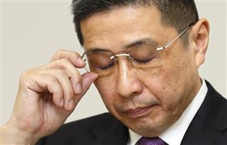 無資格検査問題の報告書を国交省に提出し、記者会見で眼鏡に手をやる日産自動車の西川広人社長＝１７日午後、横浜市の本社